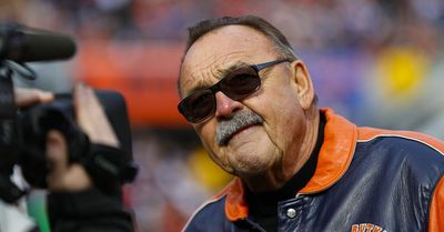 Dick Butkus again sacks Aaron Rodgers on Twitter