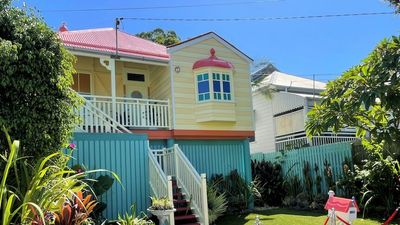 'Magical' Bluey house brings crowds of eager children, parents to Brisbane suburb