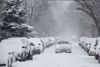 Illinois highway shut after 100-car pile-up during snowstorm