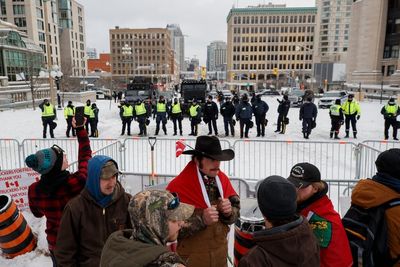 Canadian police resume pushing back COVID protesters