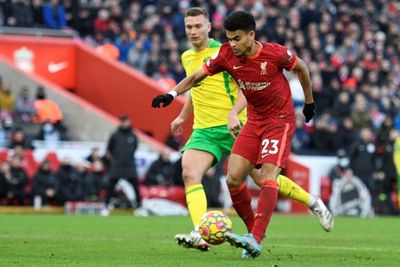 Liverpool survive Norwich scare, Chelsea strike late to down Palace