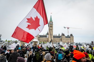 Show of force as Canada police close in on protesters