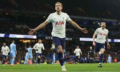 Harry Kane’s header gives Tottenham dramatic 3-2 win at Manchester City