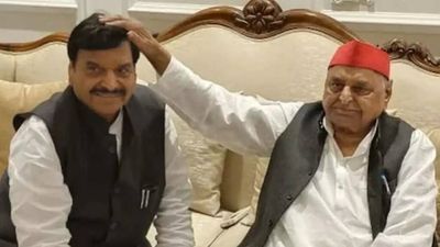 UP: Shivpal meets Mulayam Singh Yadav to seek blessings before polling