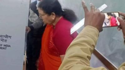 Kanpur mayor Pramila Pandey gets clicked while voting, FIR lodged