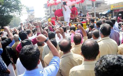 CPI(M) worker hacked to death in Thalassery