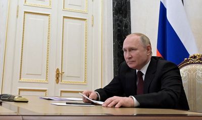 Leaders of rebel-held regions in east Ukraine ask Putin to recognise them as independent