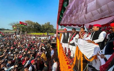 Akhilesh Yadav cautions voters against divided mandate