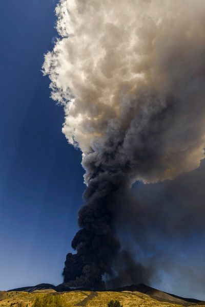 Mount Etna roars again, sends up towering volcanic ash cloud
