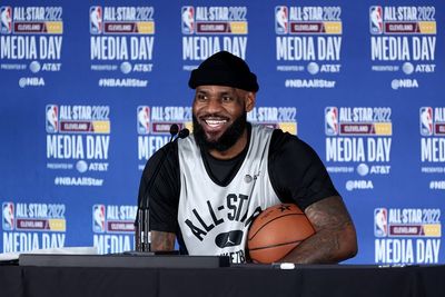 LeBron James’ reaction to Macy Gray singing the National Anthem goes viral