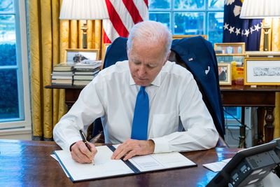 Biden signs order targeting economic activity with Ukraine rebel regions