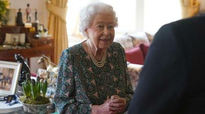 Queen Elizabeth Still Has Mild COVID Symptoms, Cancels Online Meetings