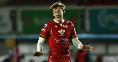 Rhys Patchell turns down England offers to stay at Scarlets and keep his Wales career