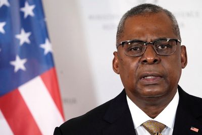 Pentagon chief calls on Putin to avoid full-blown "war of choice"