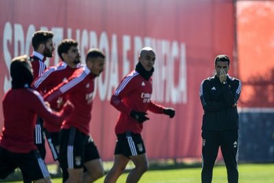 Ajax and Benfica coaches spar over who is the favourite