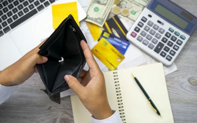 Cost-of-living pressures rise as wages growth fails to keep up with inflation, tempering rate hike talk