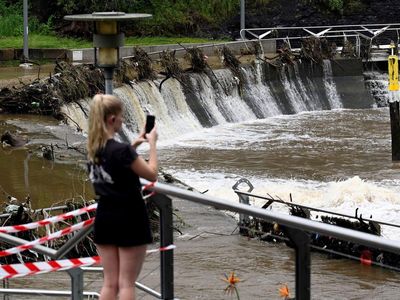 Deadly flash floods hit eastern Australia with some areas inundated by 400mm of rain