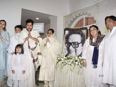Bappi Lahiri’s prayer meet: Chitrani Lahiri with Bappa and Reema, Shraddha Kapoor, Ila Arun and others remember the Disco King