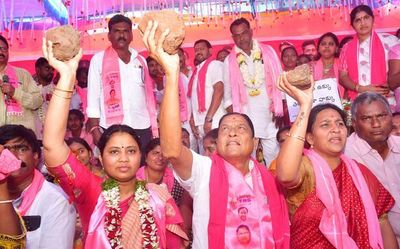 TRS holds day-long protest in Bayyaram for steel factory