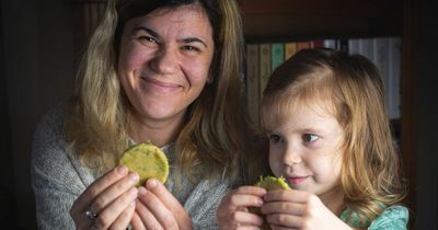 Mum and toddler forage their food - and whip up 'free' meals with what they find