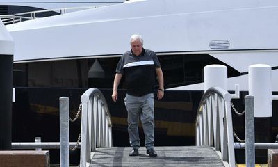 Clive Palmer leaves Gold Coast hospital after experiencing Covid-like symptoms