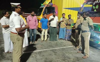 Villupuram police offer tea to drivers in the early hours to bring down accidents