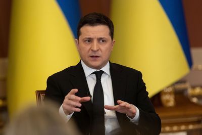 Ukraine’s leader urges civilians to fight, promises to arm all