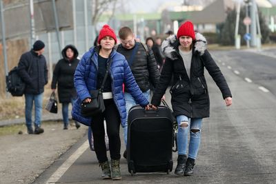 Dragging suitcases, Ukrainians trek to safety in Hungary