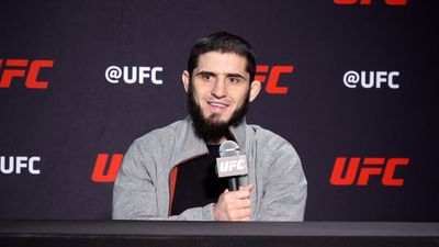 Islam Makhachev doesn’t see Charles Oliveira as a hard fight: ‘I can take him down easy’