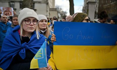 Ukrainians protest at Downing Street gates over Russian invasion