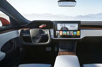 Tesla may not force its dangerous steering yoke upon buyers after all