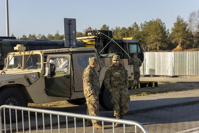 How many US troops could help Ukraine and where are they stationed?
