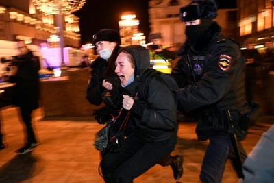 Thousands in Russia protest Ukraine war, hundreds detained