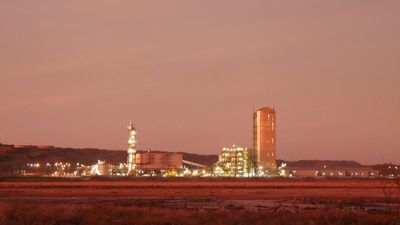 Yara says chemical contamination on Burrup Peninsula poses 'no risk', but scientist fears pollution