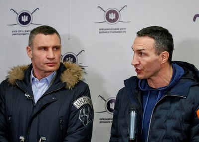 Boxing-Klitschko brothers to take up arms and fight for Ukraine
