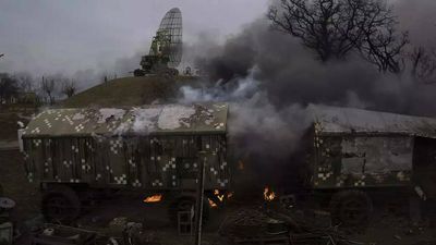 Indians huddle up in bomb shelters, many hit the road