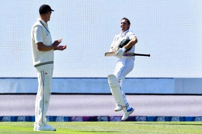 Erwee maiden ton as South Africa take day one honours against New Zealand