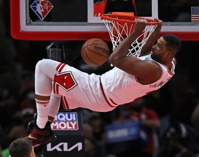 DeRozan fuels Bulls win, Warriors rout Trail Blazers