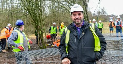 Nick Knowles meets his builder lookalike on DIY SOS