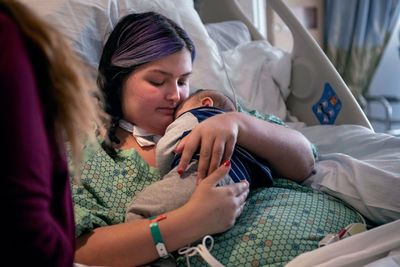 COVID-stricken mom reunites with baby 2 months after birth