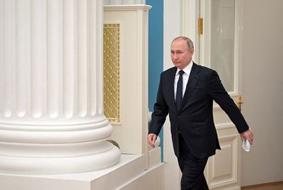 Boris Johnson to hit Putin and Lavrov with sanctions ‘imminently’, No 10 says