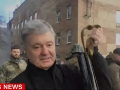 Ukrainian ex-president takes up Kalashnikov, joining forces with political opponent Zelensky