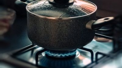 Russian invasion of Ukraine drives up energy costs and Australians will feel the pain