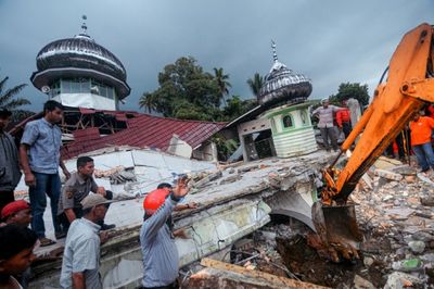 Indonesian rescuers search for survivors after deadly earthquake