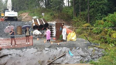 Gold Coast hinterland residents remain cut off by floods with fears of 'worst to come'