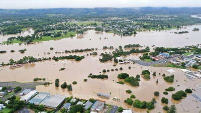 Hundreds of Gympie residents forced to evacuate, man dies in floods, as city inundated