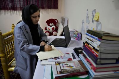 Afghan students return to Kabul U, but with restrictions