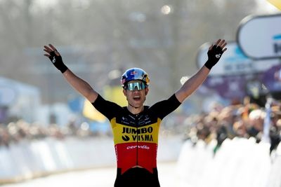 Van Aert shows early-season power to win Het Nieuwsblad