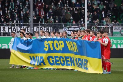 Drama in Bundesliga but fans' thoughts also with Ukraine