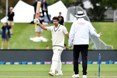 De Grandhomme century pushes New Zealand past 250 against South Africa